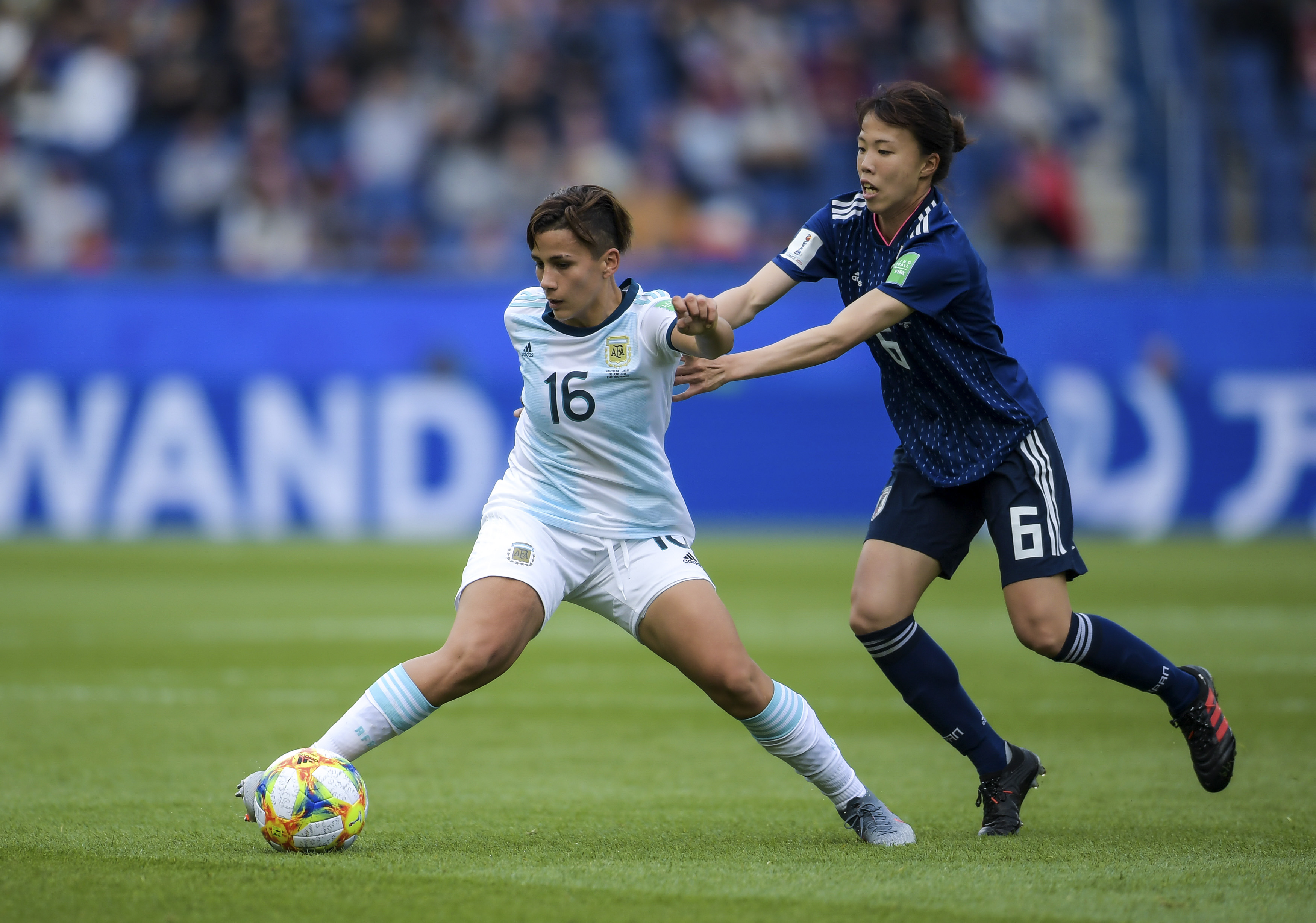 大坂直美重返赛场，险胜首场状态出色，日本队观众沸腾！的简单介绍